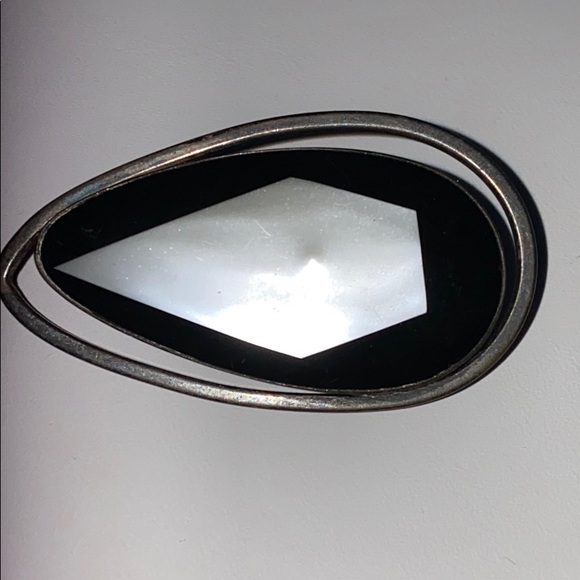 Vintage Mother of Pearl Onyx Brooch - Picture 3 of 4